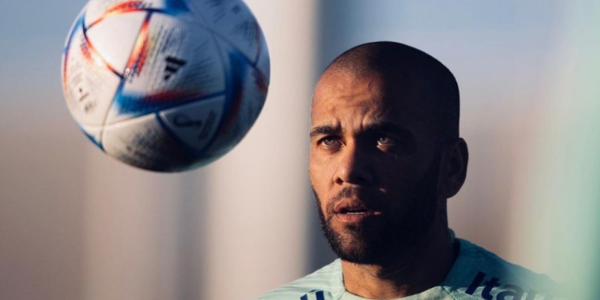 Daniel Alves contrata advogado que defendeu Messi e ex-presidente da Catalunha