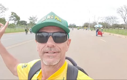 Fora do país após atos golpistas, ex-BBB Adriano corre risco de ser extraditado