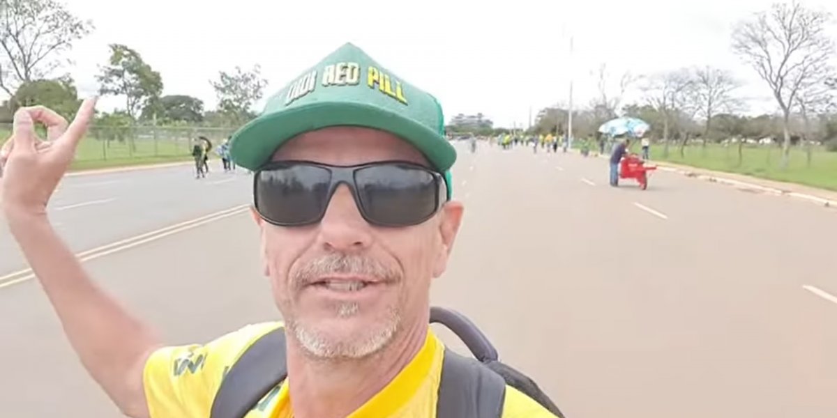 Fora do país após atos golpistas, ex-BBB Adriano corre risco de ser extraditado