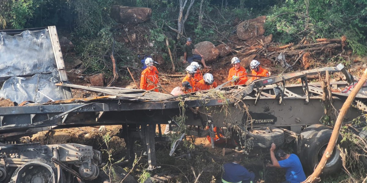 Bombeiros intensificam busca por criança de 4 anos desaparecida em acidente