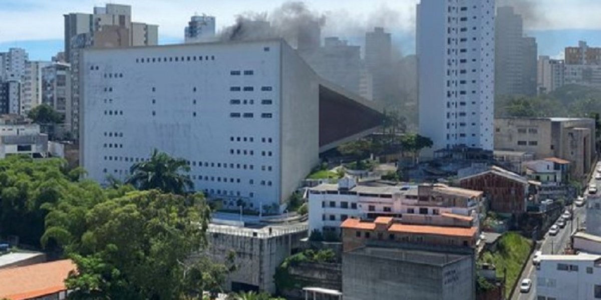 Incêndio atinge teto do Teatro Castro Alves, em Salvador