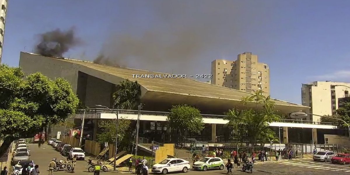 Incêndio que atinge TCA está concentrado na cobertura, diz coronel dos Bombeiros