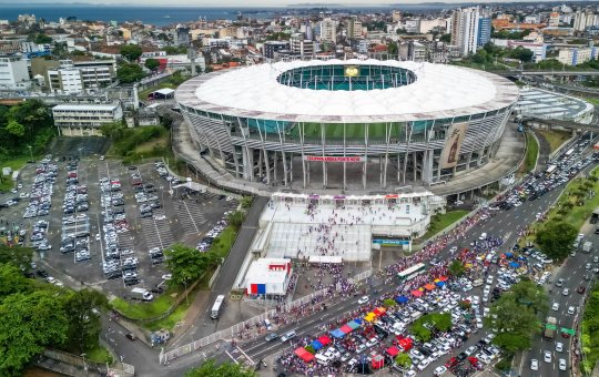 Torcida do Bahia faz fila quilométrica para comprar ingressos do clássico Ba-Vi