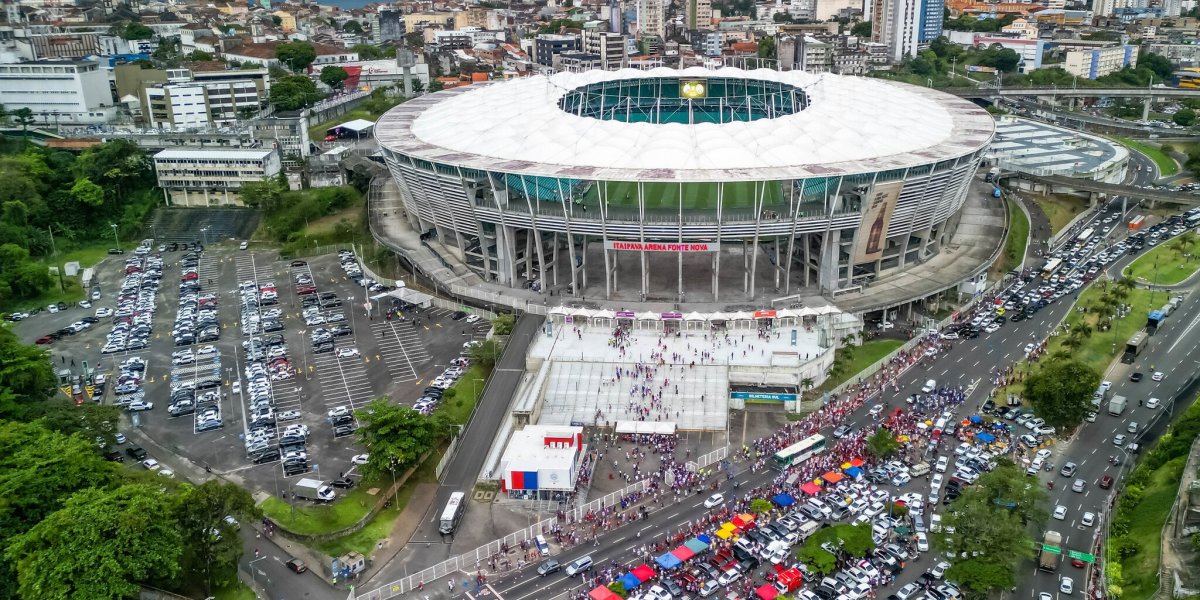 Torcida do Bahia faz fila quilométrica para comprar ingressos do clássico Ba-Vi