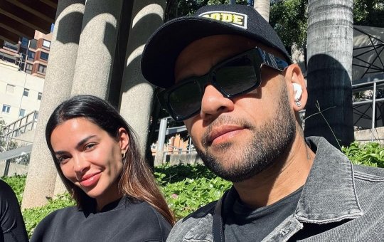 Esposa de Daniel Alves apaga fotos recentes com jogador em rede social