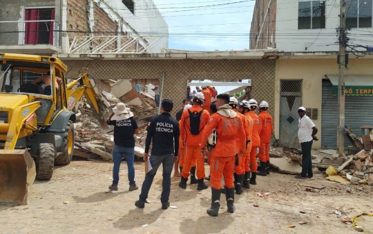 Três pessoas da mesma família e um padeiro morrem após prédio desabar na Bahia