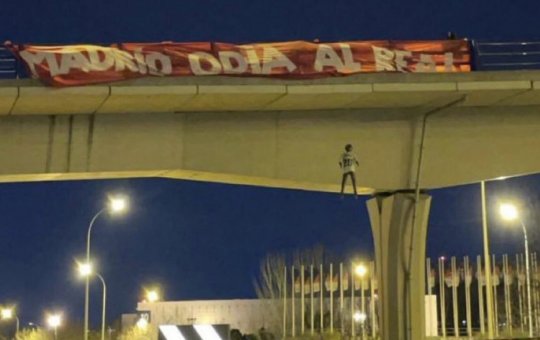 Torcedores do Atlético de Madrid penduram boneco enforcado de Vini Jr em ponte
