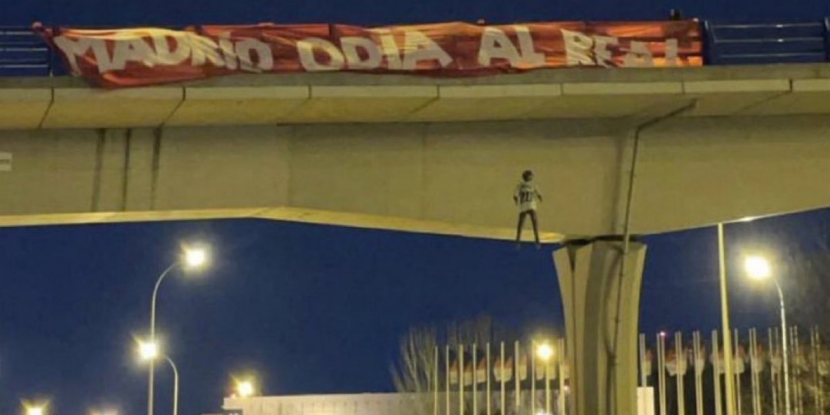 Torcedores do Atlético de Madrid penduram boneco enforcado de Vini Jr em ponte