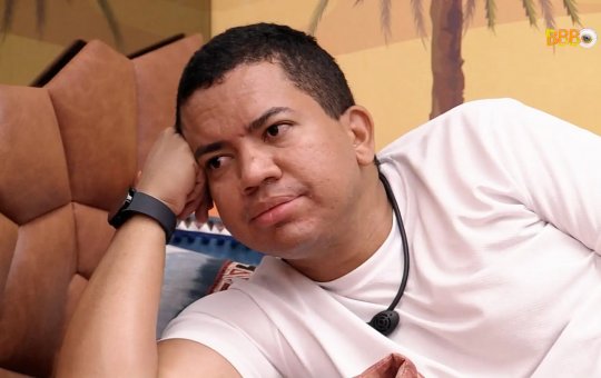 BBB 23: Bruno Gaga viraliza ao protagonizar dança sexy com objeto de decoração