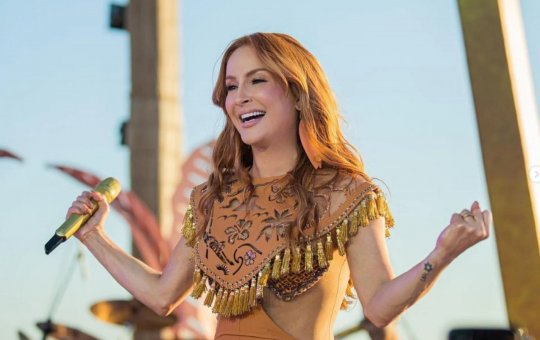 Claudia Leitte comanda intervalo de jogo da NBA em ritmo de Carnaval