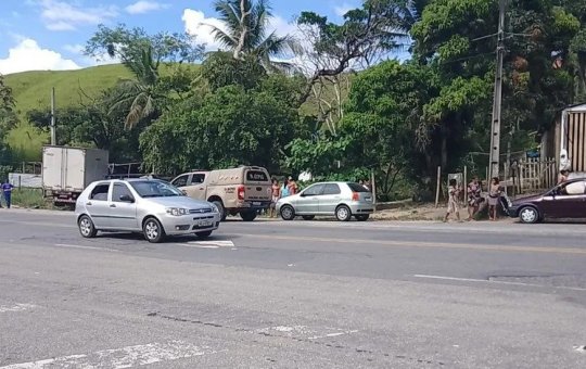 Jovem morre após batida entre carro e caminhão na BR-101