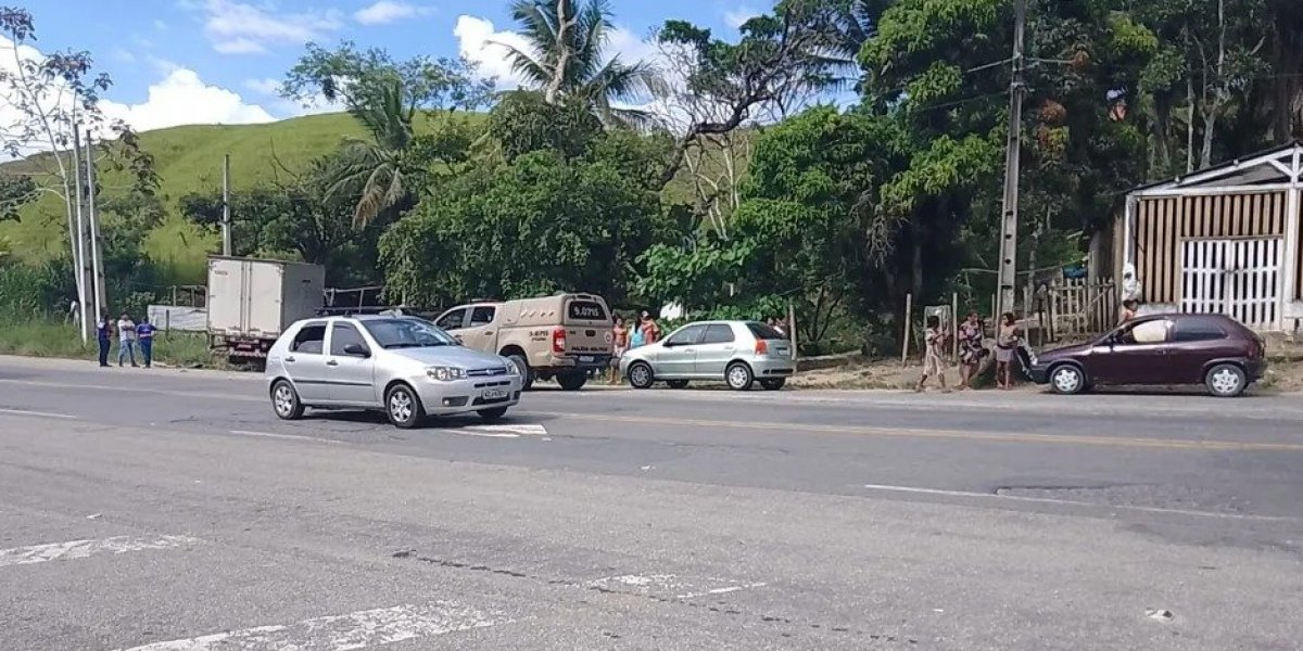 Jovem morre após batida entre carro e caminhão na BR-101