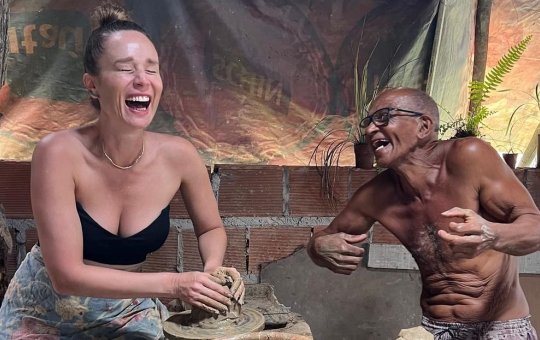 Na Bahia, Mariana Ximenes aprende a arte de fazer cerâmica