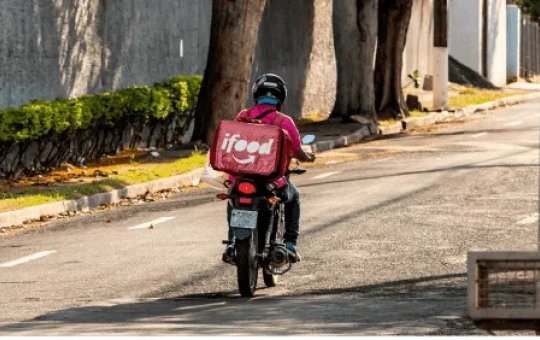 Entregadores de aplicativo fazem protesto na Avenida Tancredo Neves, em Salvador