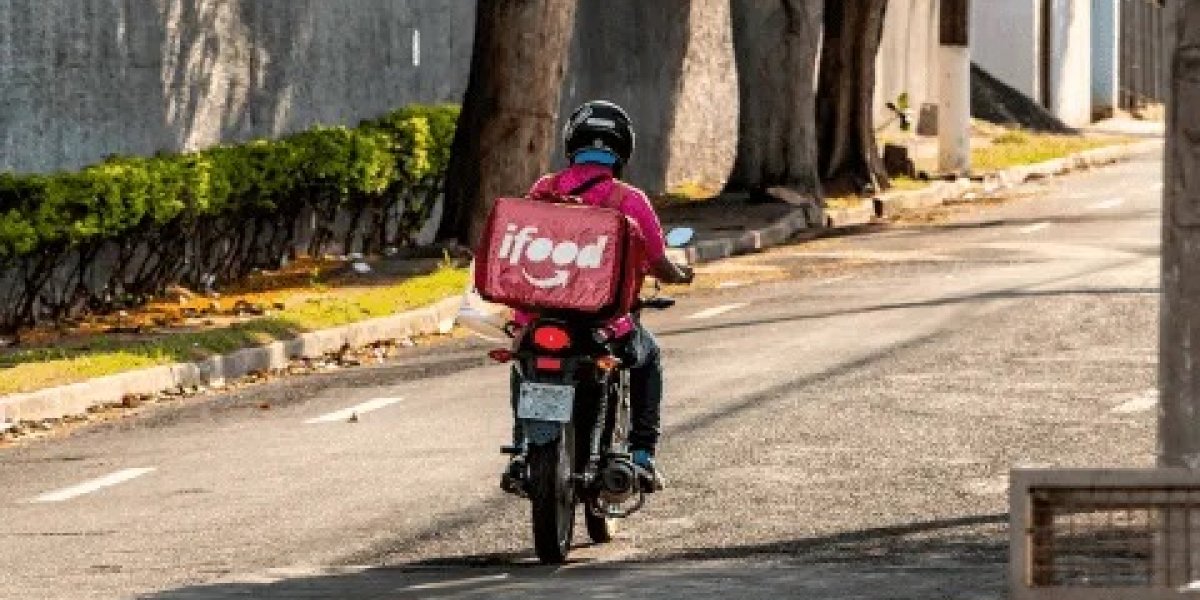 Entregadores de aplicativo fazem protesto na Avenida Tancredo Neves, em Salvador