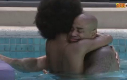 BBB 23: Aos prantos, Cezar Black é consolado por Tina