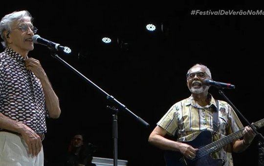 Gil e Caetano emocionam o público do ‘FV 23’ ao fazer homenagem para Gal Costa