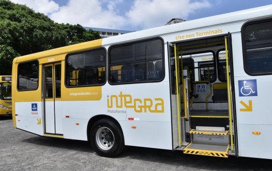 Mulher é presa após flagrante de roubo em ônibus no Politeama