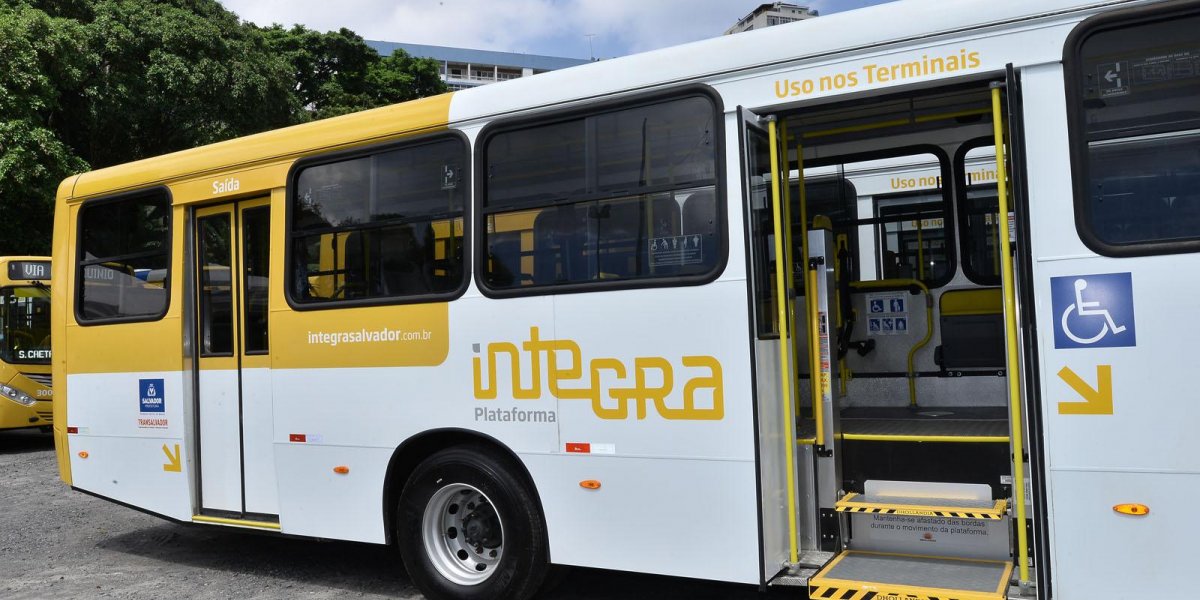 Mulher é presa após flagrante de roubo em ônibus no Politeama