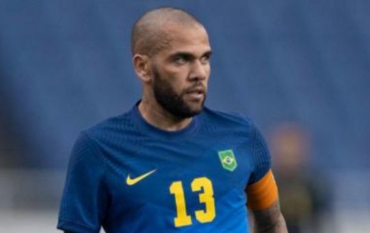 Dani Alves joga futebol dentro de presídio na Espanha