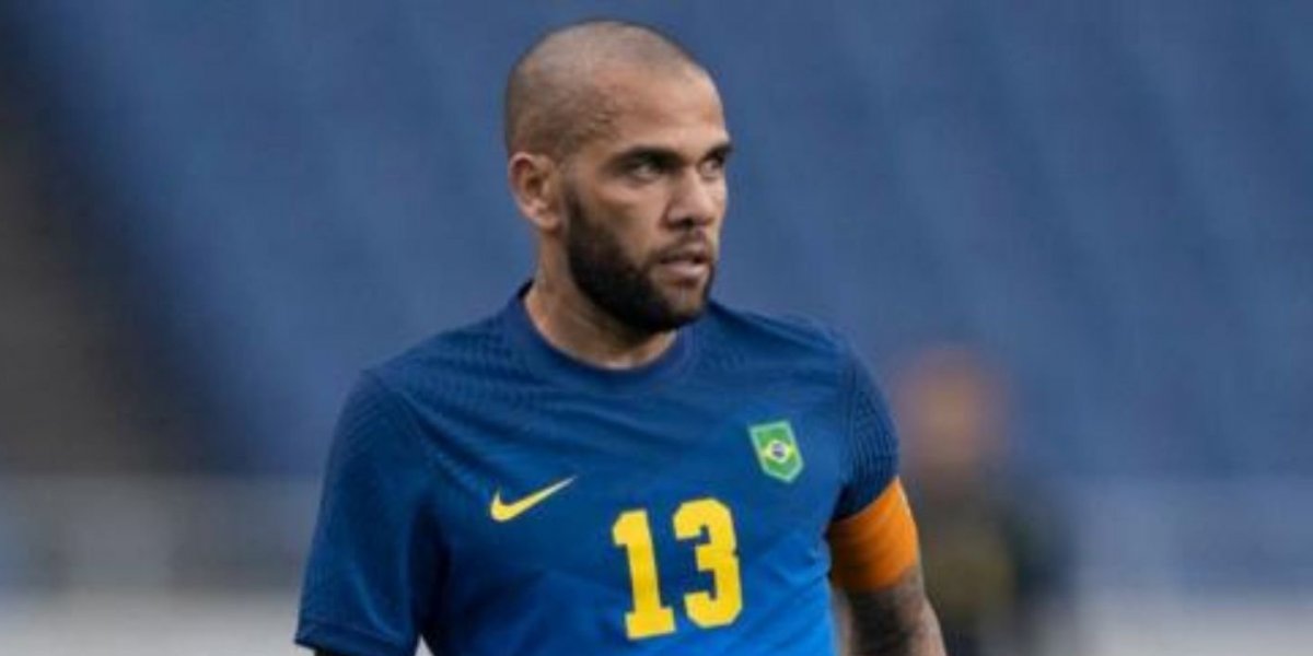 Dani Alves joga futebol dentro de presídio na Espanha