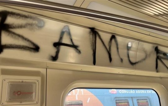 Ba-Vi: estações e trens do metrô são pichados com nome de torcida organizada