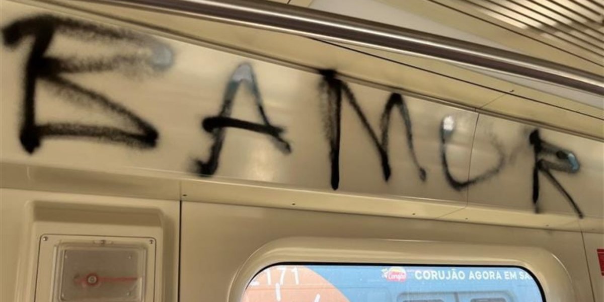 Ba-Vi: estações e trens do metrô são pichados com nome de torcida organizada