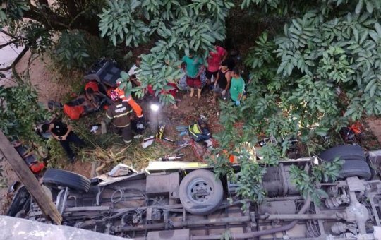 Ônibus com time de futebol juvenil cai de ponte em MG e deixa quatro mortos