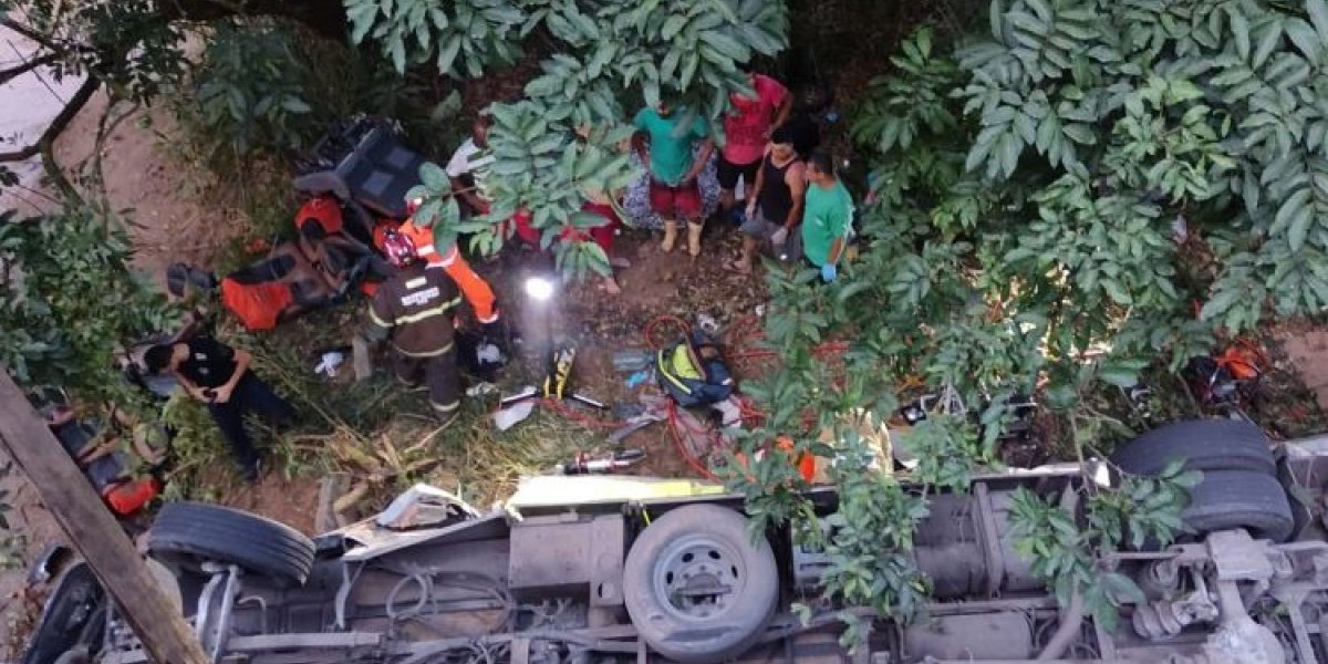 Ônibus com time de futebol juvenil cai de ponte em MG e deixa quatro mortos
