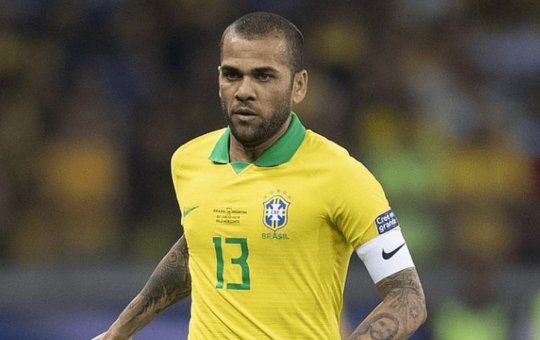 Defesa de Daniel Alves apresenta recurso para que jogador responda em liberdade