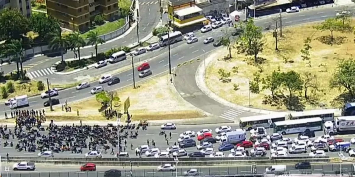 Motociclistas por aplicativo protestam por regulamentação de serviço em Salvador