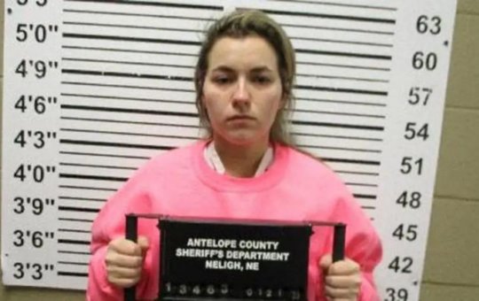 Professora é acusada de abusar sexualmente de aluno de 17 anos em cemitério