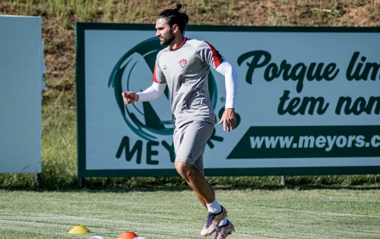 Médico do Vitória comenta acidente de Léo Gamalho; retorno não está definido