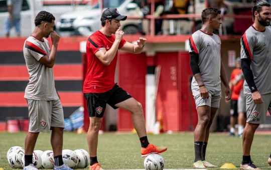 Vitória volta a treinar com bola nesta terça; Léo Gamalho participa