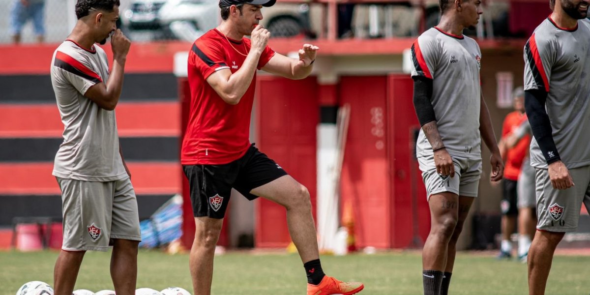 Vitória volta a treinar com bola nesta terça; Léo Gamalho participa