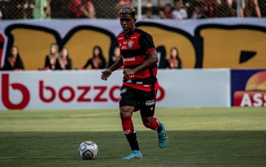 Zagueiro Marco Antônio renova contrato com o Vitória até dezembro do ano que vem