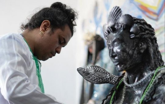 Materializar Iemanjá negra é retratação histórica, diz escultor que recriou peça