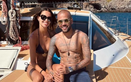 Esposa de Daniel Alves, modelo espanhola nega que tenha pedido divórcio