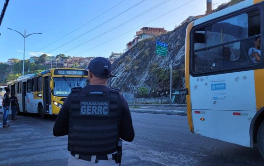 Polícia faz operação para combater roubos e furtos em ônibus de Salvador