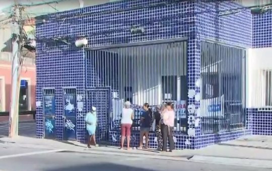 Mulher sofre tentativa de assalto enquanto aguardava abertura de posto de saúde