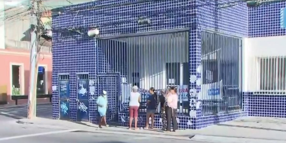 Mulher sofre tentativa de assalto enquanto aguardava abertura de posto de saúde