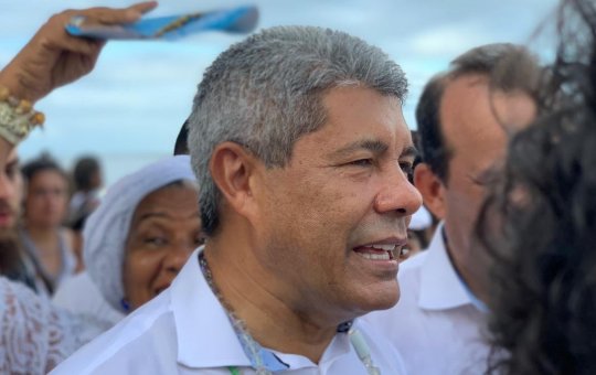 Jerônimo faz homenagem à Iemanjá: "Viemos agradecer após 2 anos de pandemia"