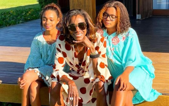 Glória Maria adotou filhas durante visita à Bahia