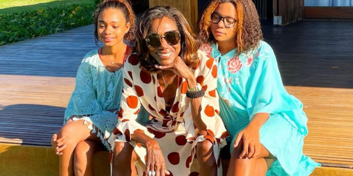 Glória Maria adotou filhas durante visita à Bahia