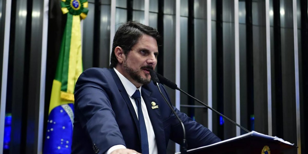 Senador ameaça renunciar e diz que Bolsonaro tentou coagi-lo a dar golpe