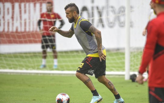Arturo Vidal se revolta em jogo do Flamengo e arremessa chuteiras; entenda