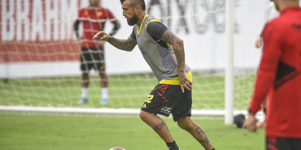 Arturo Vidal se revolta em jogo do Flamengo e arremessa chuteiras; entenda