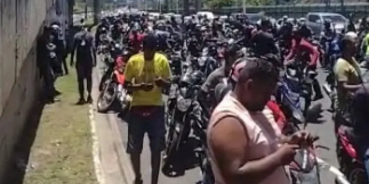 Mototaxistas param a Paralela e pedem regulamentação da categoria em aplicativos