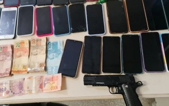 Grupo suspeito de assaltos a ônibus na RMS são presos com mais de 30 celulares