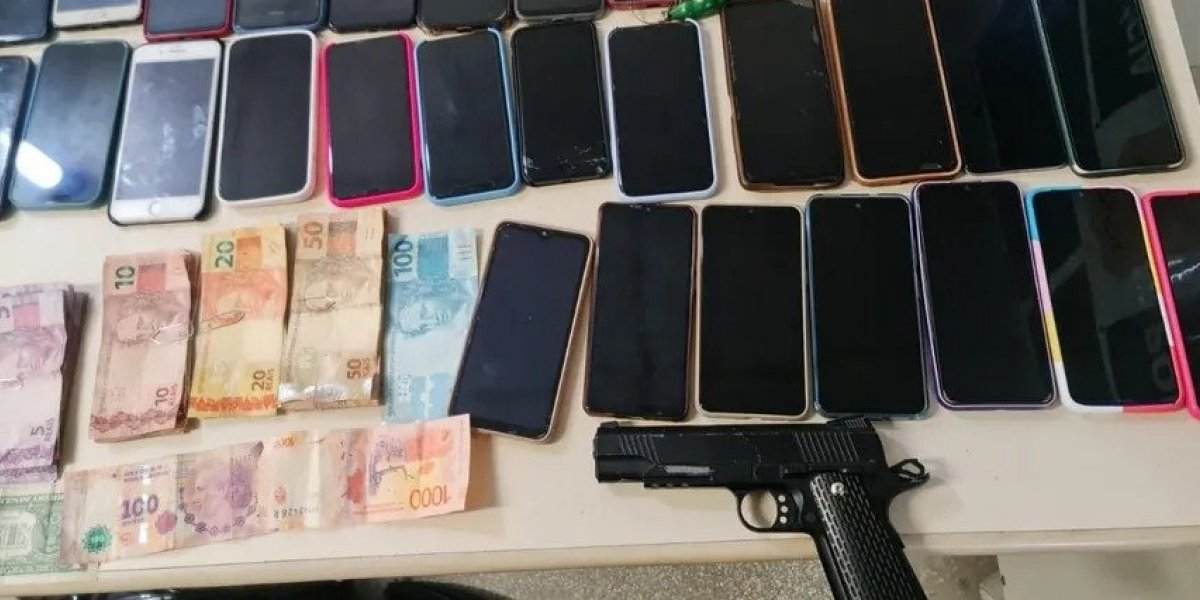 Grupo suspeito de assaltos a ônibus na RMS são presos com mais de 30 celulares